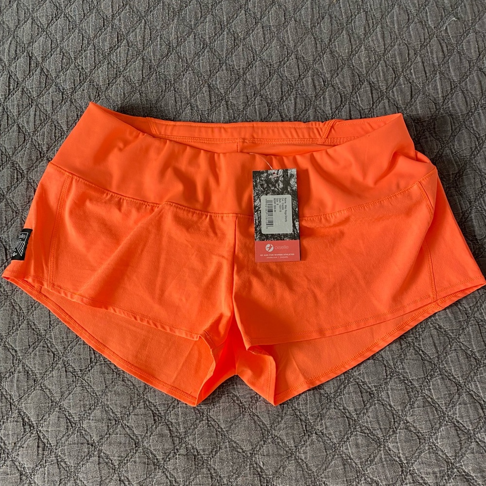Oiselle Mac Roga short new with tags. Size 6 in color : crackle